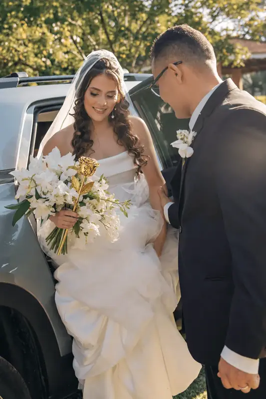 Bride arriving with a bouquet of white flowers and gold dipped roses, the moments this gold dipped rose guide is written for